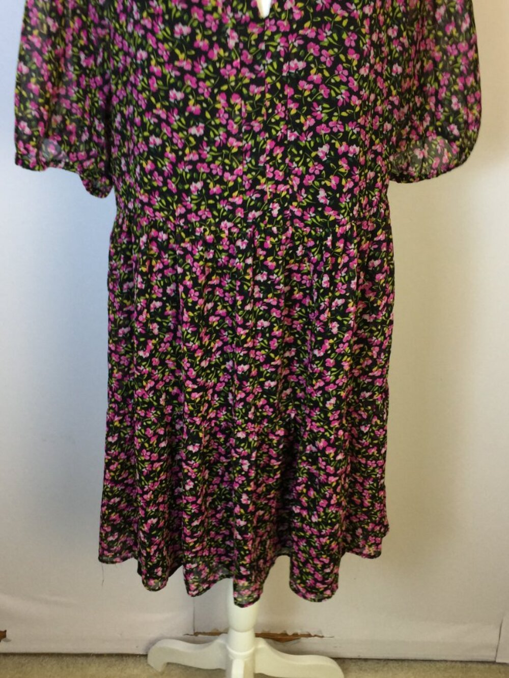 CeCe Mini Dress Size M Womans Black Pink Floral Print V-Neck Tiered Short Sleeve - Picture 5 of 13